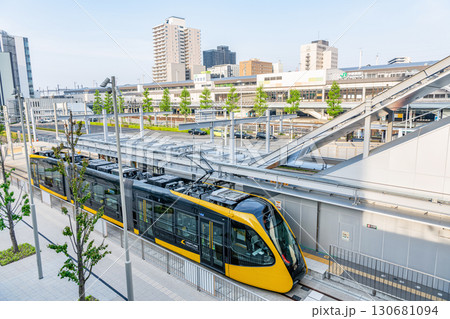 栃木県宇都宮市　宇都宮ライトレールとJR宇都宮駅周辺の街並み 130681094