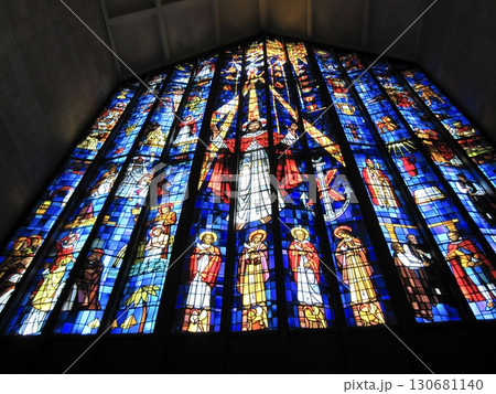 ハワイセントアンドリュース大聖堂、幻想的で圧巻の壁一面のステンドグラス ハワイセントアンドリュース大聖堂、幻想的で圧巻の壁一面のステンドグラス 130681140
