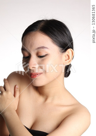 美しい女性 130681365