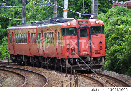 山陰本線のカーブを2両編成で駆け抜ける朱色（旧国鉄色）のキハ40系キハ47形ディーゼル気動車 130681663