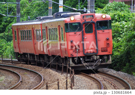 山陰本線のカーブを2両編成で駆け抜ける朱色(旧国鉄色)のキハ40系キハ47形ディーゼル気動車 山陰本線のカーブを2両編成で駆け抜ける朱色(旧国鉄色)のキハ40系キハ47形ディーゼル気動車 130681664