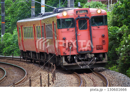 山陰本線のカーブを2両編成で駆け抜ける朱色（旧国鉄色）のキハ40系キハ47形ディーゼル気動車 130681666