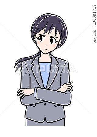 いぶかしげな表情で腕を組むスーツのOLさん（上半身） 130681718