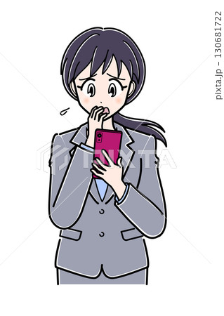 不安そうな表情でスマートフォンを見ているスーツのOLさん(上半身) 不安そうな表情でスマートフォンを見ているスーツのOLさん(上半身) 130681722