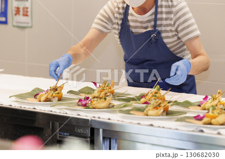 フレンチ料理人　盛り付けする手のアップ　作業風景 130682030
