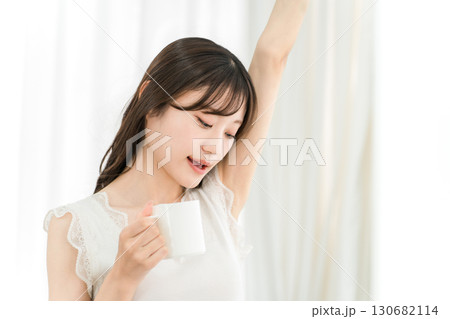 朝、家で白湯・コーヒー・ホットドリンク・カフェオレ・カフェラテを飲む笑顔のアジア人女性 朝、家で白湯・コーヒー・ホットドリンク・カフェオレ・カフェラテを飲む笑顔のアジア人女性 130682114