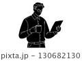 カップ片手に資料を読む男性のアイコンイラスト 130682130