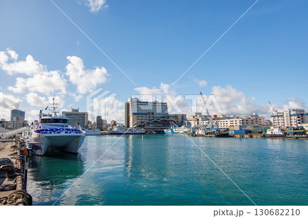 名護・本部へゆく高速ジェットフェリー。 タクマ3。 ジンベエザメの意匠が特徴。沖縄県那覇市那覇泊港 130682210