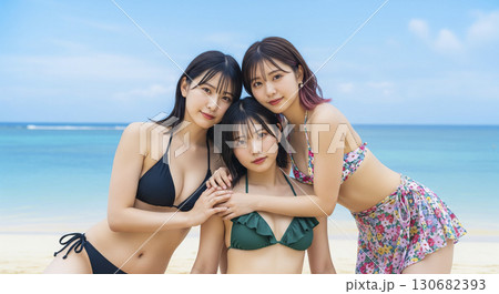 ビキニの女性3人 海の綺麗なところで遊ぶ ビキニの女性3人 海の綺麗なところで遊ぶ 130682393