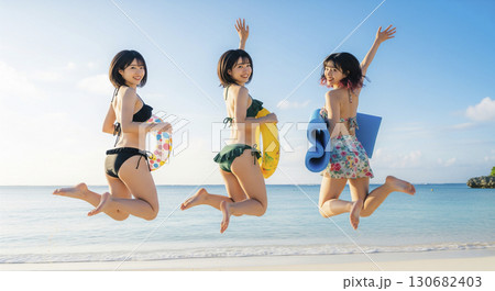 ビキニの女性3人　海の綺麗なところでジャンプ 130682403