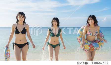 ビキニの女性3人　海の綺麗なところで遊ぶ 130682405