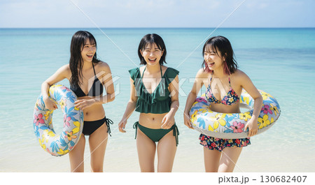 ビキニの女性3人 海の綺麗なところで遊ぶ ビキニの女性3人 海の綺麗なところで遊ぶ 130682407