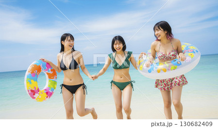 ビキニの女性3人　海の綺麗なところで遊ぶ 130682409