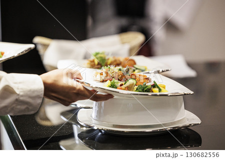 フレンチのキッチンで働く人の素材画像 フレンチのキッチンで働く人の素材画像 130682556