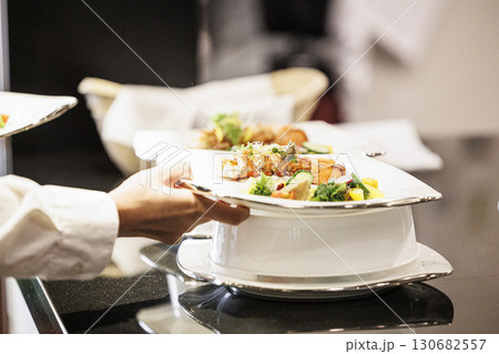 フレンチのキッチンで働く人の素材画像 130682557