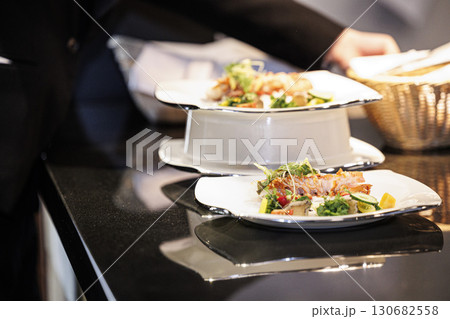 フレンチのキッチンで働く人の素材画像 フレンチのキッチンで働く人の素材画像 130682558