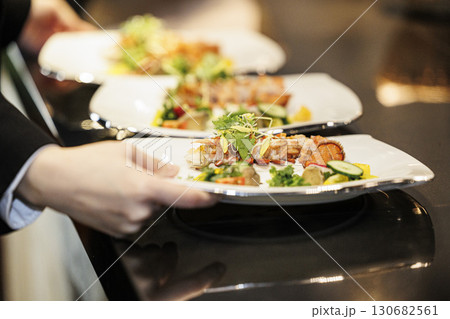 レストランのキッチンで働く人の素材画像 130682561