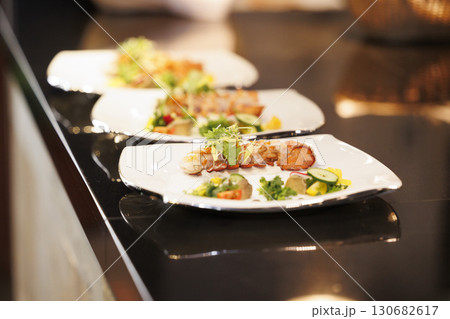 フレンチのキッチンで働く人の素材画像 フレンチのキッチンで働く人の素材画像 130682617