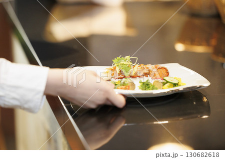 フレンチのキッチンで働く人の素材画像 130682618