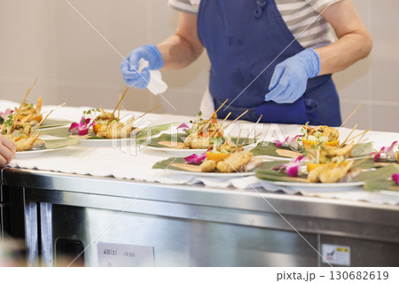 フレンチのキッチンで働く人の素材画像 130682619