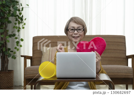 推し活をするシニア女性 130682697