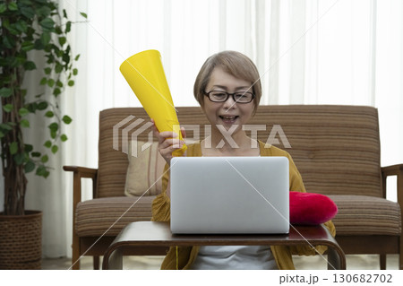 推し活をするシニア女性 推し活をするシニア女性 130682702