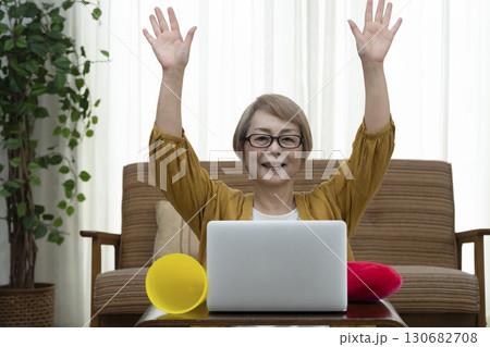 推し活をするシニア女性 推し活をするシニア女性 130682708