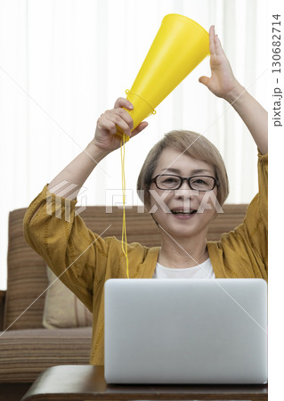 推し活をするシニア女性 推し活をするシニア女性 130682714