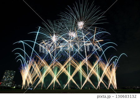 花火(画面いっぱいに広がる大規模な花火) 花火(画面いっぱいに広がる大規模な花火) 130683132