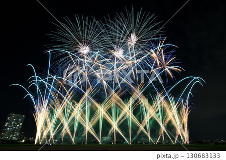 花火(画面いっぱいに広がる大規模な花火) 花火(画面いっぱいに広がる大規模な花火) 130683133
