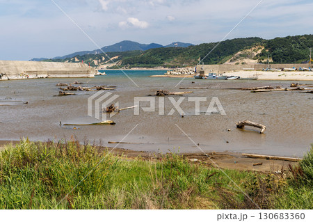 地震と津波により海底が隆起した港 地震と津波により海底が隆起した港 130683360