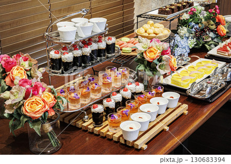 カラフルなケーキ スイーツビッフェの画像 カラフルなケーキ スイーツビッフェの画像 130683394