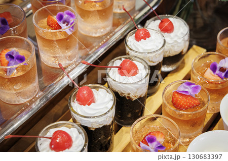 カラフルなケーキ スイーツビッフェの画像 カラフルなケーキ スイーツビッフェの画像 130683397