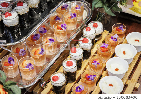 カラフルなケーキ　スイーツビッフェの画像 130683400