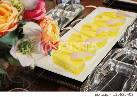 洒落なケーキバイキングのイメージ画像素材 洒落なケーキバイキングのイメージ画像素材 130683402