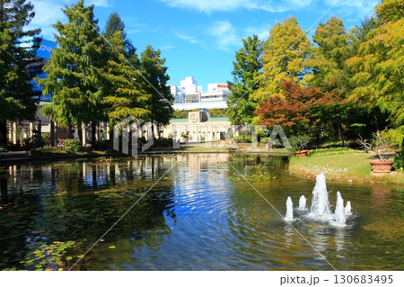 フラリエの緑に囲まれた噴水のある池 フラリエの緑に囲まれた噴水のある池 130683495
