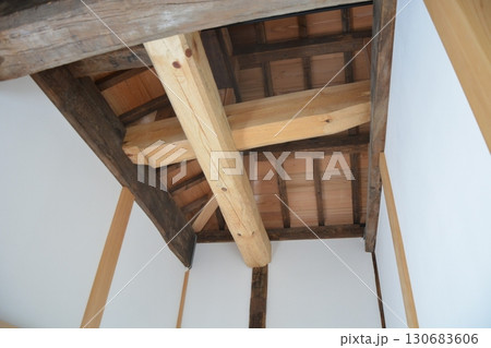 お城の大きな梁 130683606