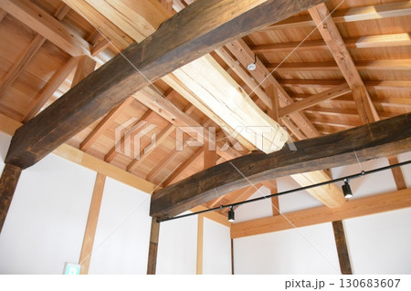お城の大きな梁 130683607