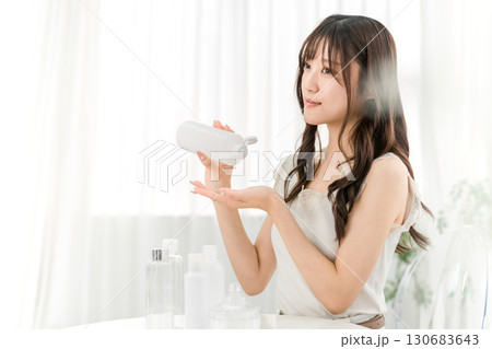 プチプラ・コスパのいい大容量の基礎化粧品・コスメでスキンケアをする若いアジア人女性 プチプラ・コスパのいい大容量の基礎化粧品・コスメでスキンケアをする若いアジア人女性 130683643