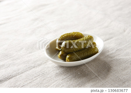白い器に盛ったきゅうりのピクルス 白い器に盛ったきゅうりのピクルス 130683677