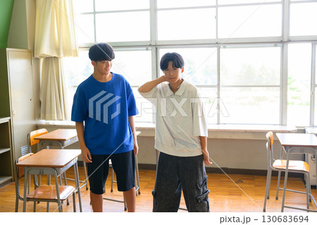 学校の教室でダンスの練習をする男子生徒 青春・学校生活のイメージ 学校の教室でダンスの練習をする男子生徒 青春・学校生活のイメージ 130683694