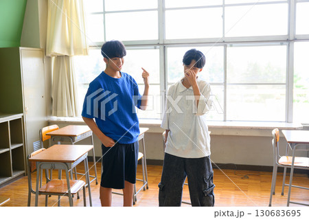学校の教室でダンスの練習をする男子生徒　青春・学校生活のイメージ 130683695