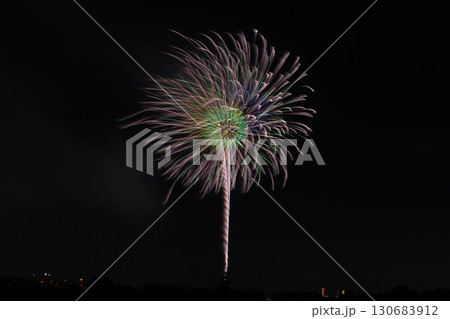 千葉県市川市市川南付近　江戸川区と合同で江戸川河川敷で開催する市川市民納涼花火大会の打ち上げ花火 130683912