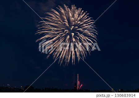 千葉県市川市市川南付近　江戸川区と合同で江戸川河川敷で開催する市川市民納涼花火大会の打ち上げ花火 130683914