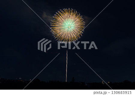 千葉県市川市市川南付近　江戸川区と合同で江戸川河川敷で開催する市川市民納涼花火大会の打ち上げ花火 130683915
