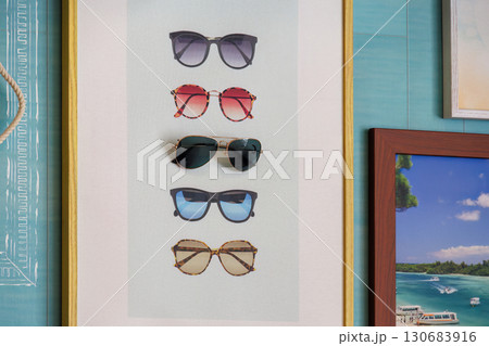 サングラス。ビーチを模したカフェのインテリア。港近くのリゾートホテル。 沖縄県那覇市那覇泊港 130683916