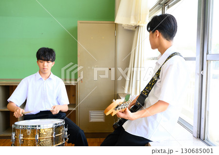 学校の教室でバンド練習をする男子生徒 文化祭・青春イメージ 学校の教室でバンド練習をする男子生徒 文化祭・青春イメージ 130685001