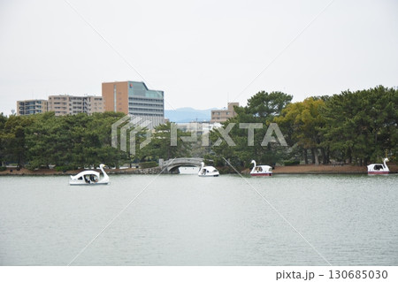 穏やかな水面をゆくボート 130685030