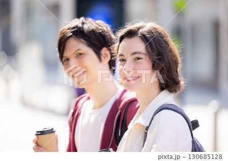 インバウンド 観光 東京の街を散策する外国人 インバウンド 観光 東京の街を散策する外国人 130685128