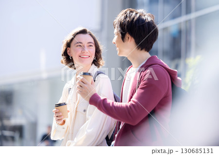 インバウンド　観光　東京の街を散策する外国人 130685131